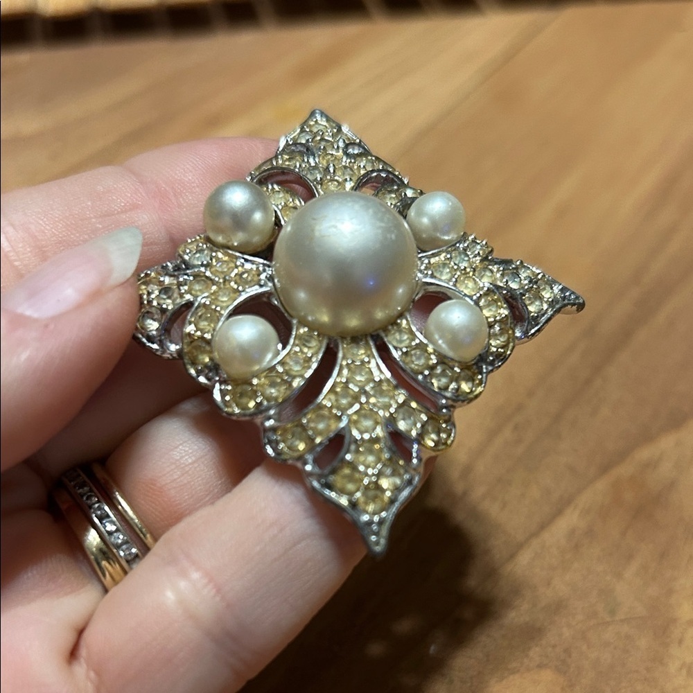 Sarah Coventry Silvertone Rhinestone Faux Pearl Large Diamond Brooch Pin Vintage - Picture 6 of 6